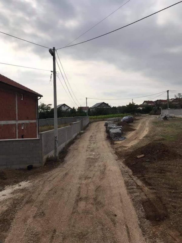Edhe një rrugë tjetër e re me pllaka të betonit (Foto)