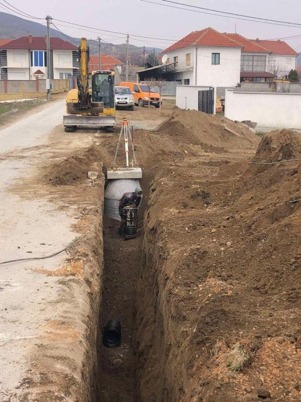 Vazhdojn punimet e ndërtimit të rrjetit primar të Kanalizimit fekal në f. Vaksincë (Foto)