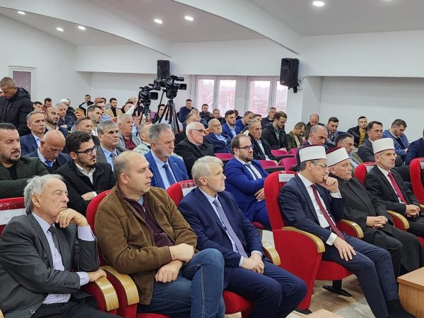Sot me rastin “Ditës së Bedrit” isha i pranishëm me ftesë të Muftinisë së Kumanovës në Akademin Shkencore e cila ju kushtua po kësaj dite.