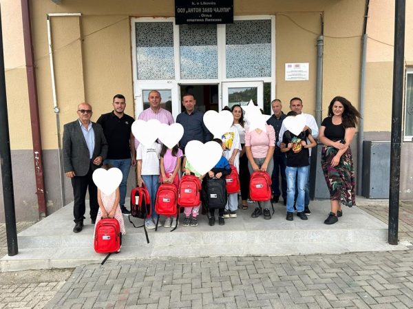 Sot në bashkëpunim me Shoqatën edukative “Vllaznia” u shpërndanë çantat për nxënësit e shkollave në nivel Komunal.